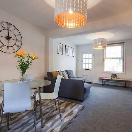 Hastings House - Modern 2 Bedroom House In Central Luton & Near Airport Exterior photo