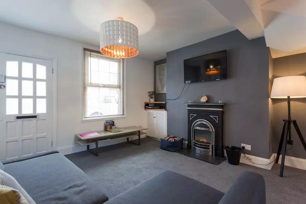 Hastings House - Modern 2 Bedroom House In Central Luton & Near Airport Exterior photo
