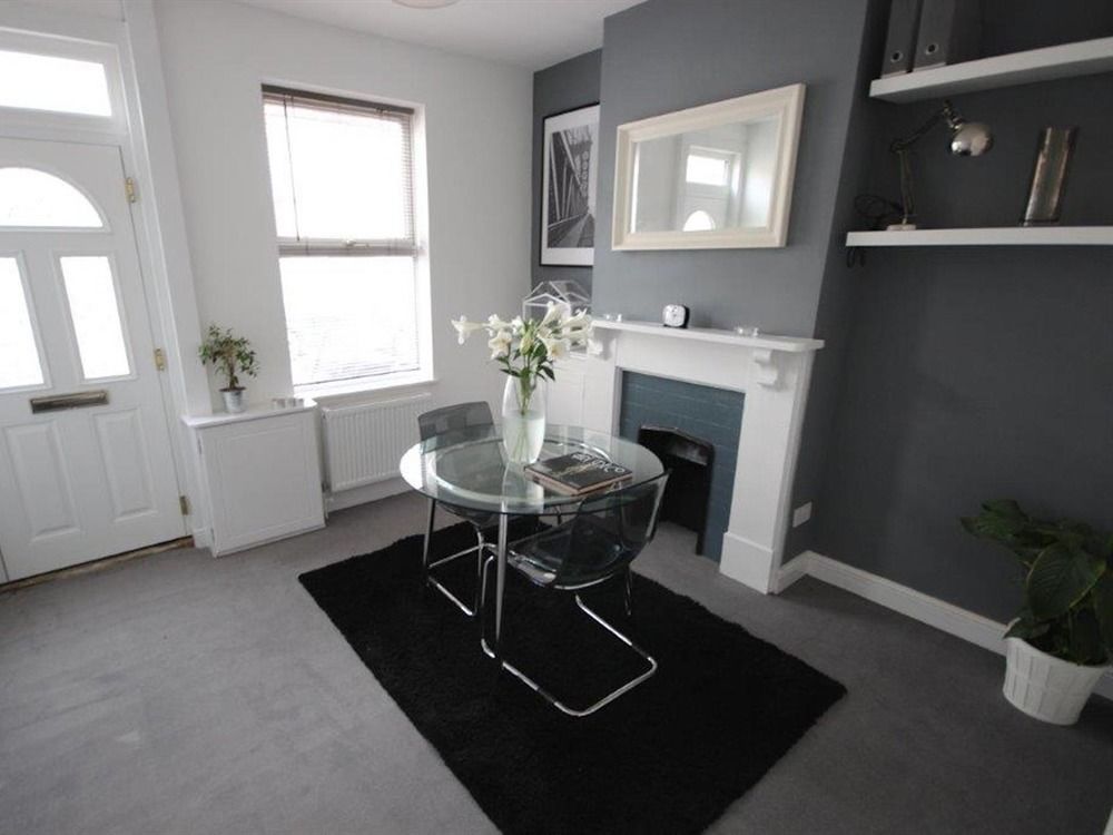 Hastings House - Modern 2 Bedroom House In Central Luton & Near Airport Exterior photo